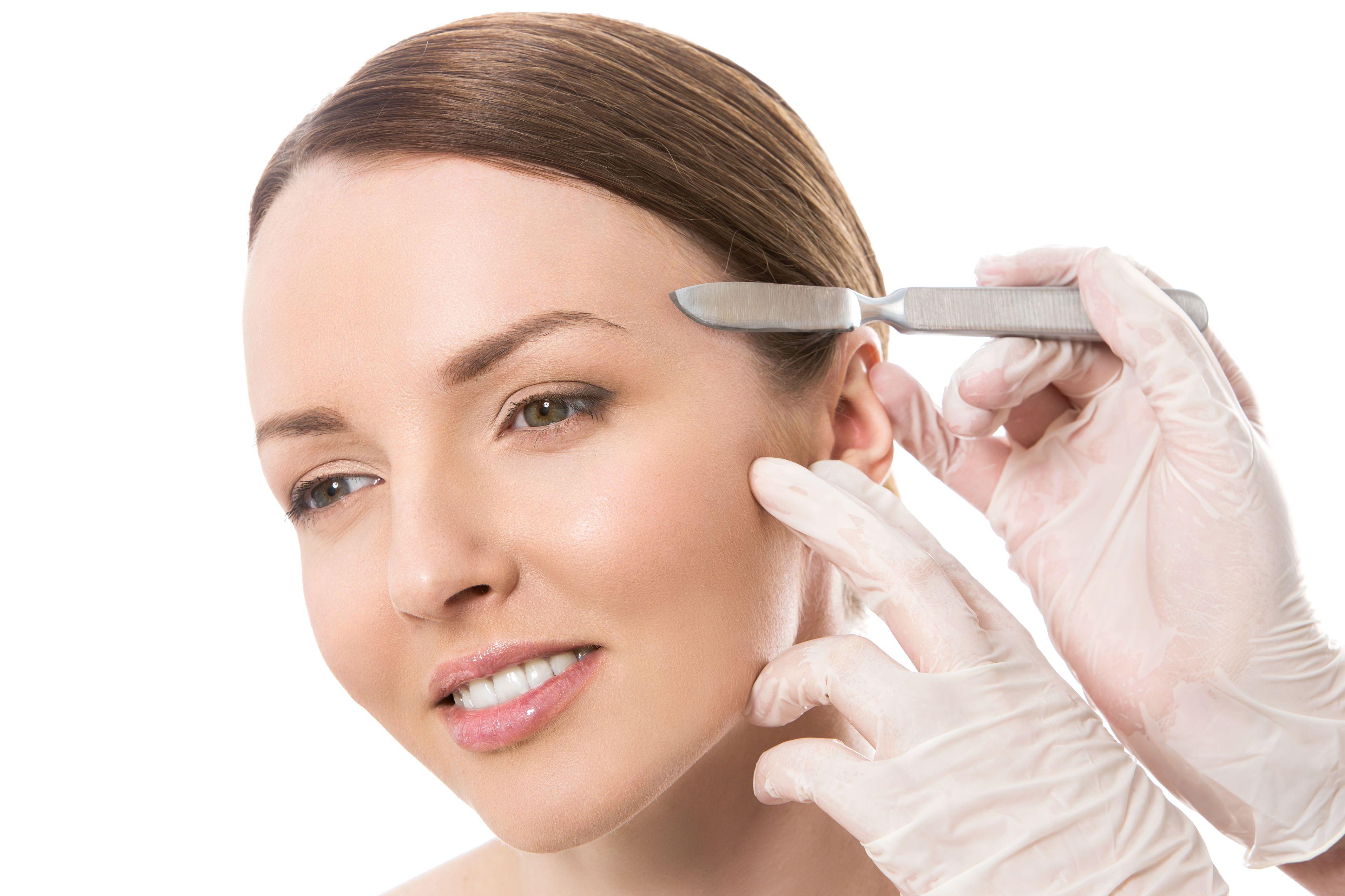 Ли косметолог. Dermaplane. Подтяжка лба и бровей косметолог. Брови лифтинг эффект. Дермапланирование лица.